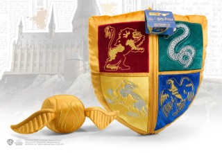 the noble collection peluche the noble collection harry potter escudo hogwarts y snitch dorada